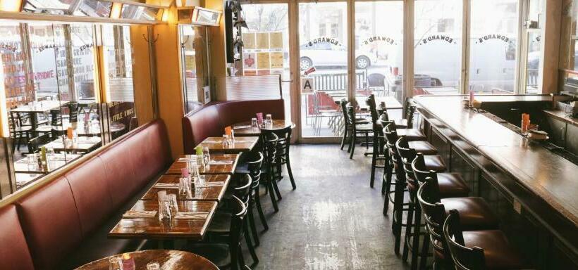 חדר דלוקס לשלושה, Hari Home