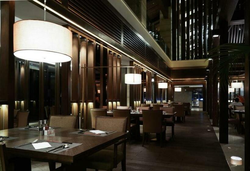 חדר דלוקס לשלושה, Hari Home