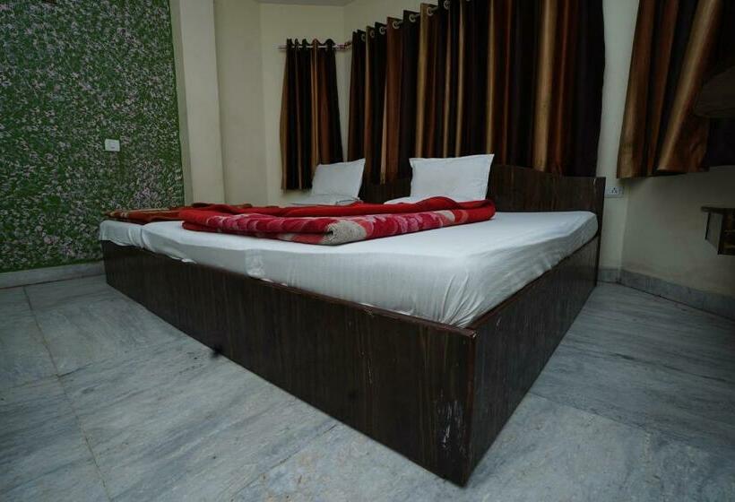 חדר דלוקס לשלושה, Hari Home