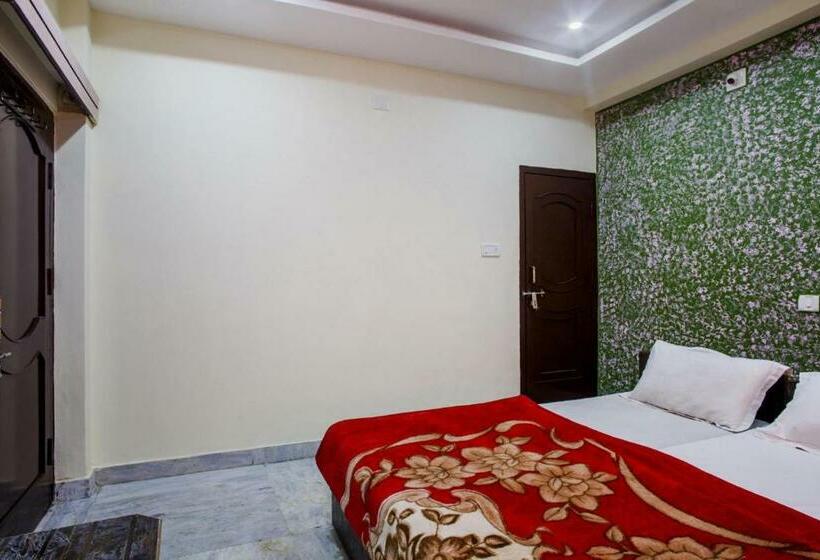 חדר דלוקס לשלושה, Hari Home