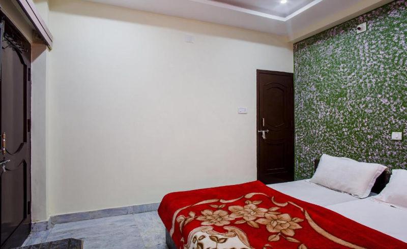 חדר דלוקס לשלושה, Hari Home