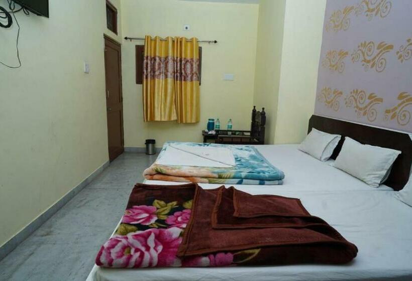 חדר דלוקס לשלושה, Hari Home