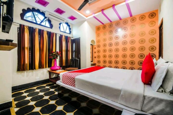 חדר אקונומי, Hari Home