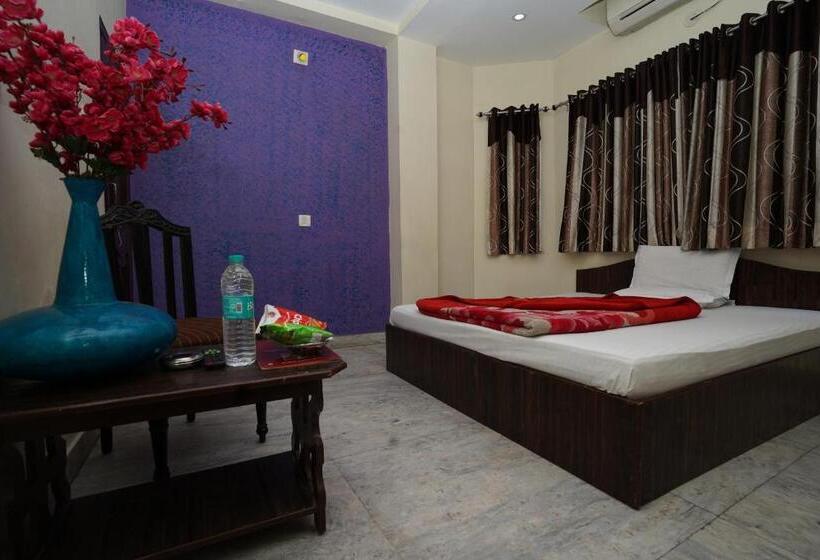 חדר דלוקס, Hari Home