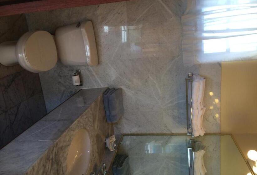 جناح مطلّ علي البحر, Fort Burt