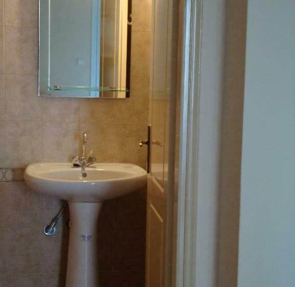 اتاق استاندارد, Angela