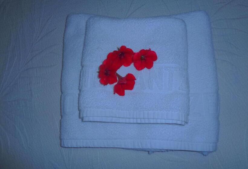 اتاق استاندارد, Angela