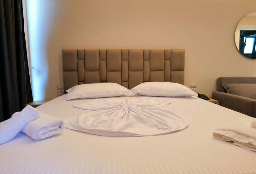 豪华海景房, Alexander