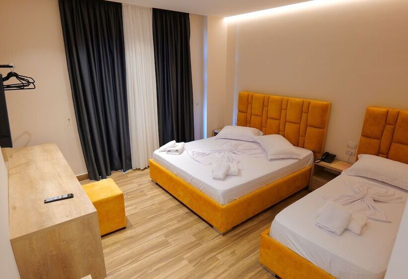 海景豪华三人间, Alexander