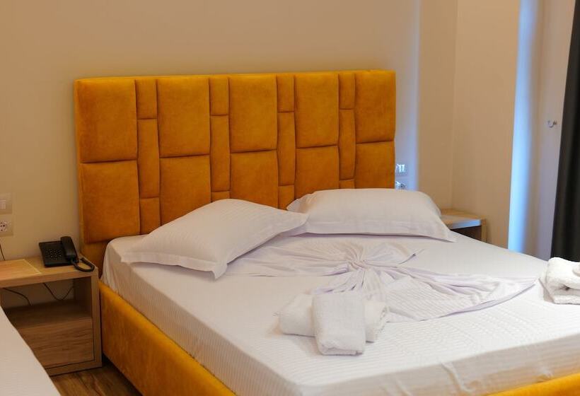 海景豪华三人间, Alexander