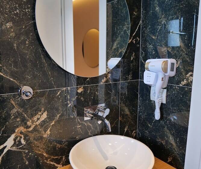 豪华海景房, Alexander