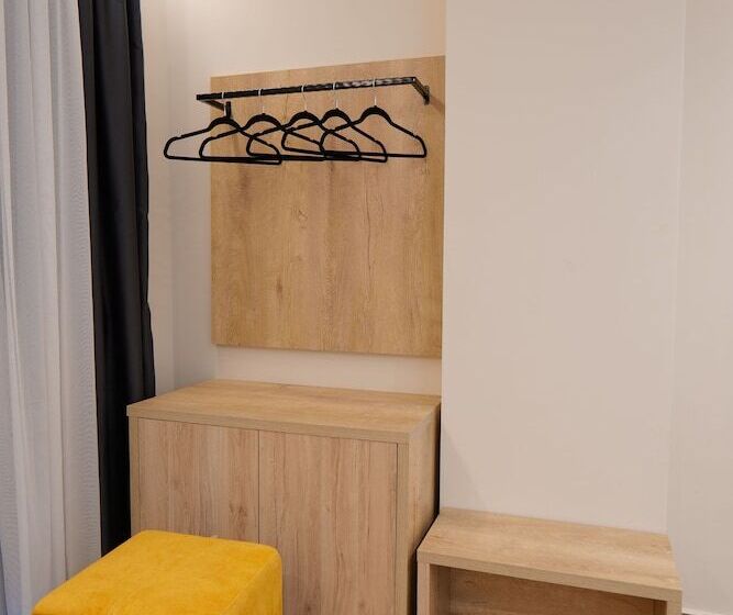 豪华海景房, Alexander