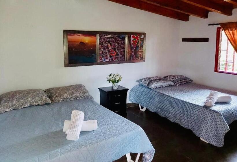 חדר סטנדרט לארבעה, Casa Roja Parche Campestre   Hospedaje Guatapé