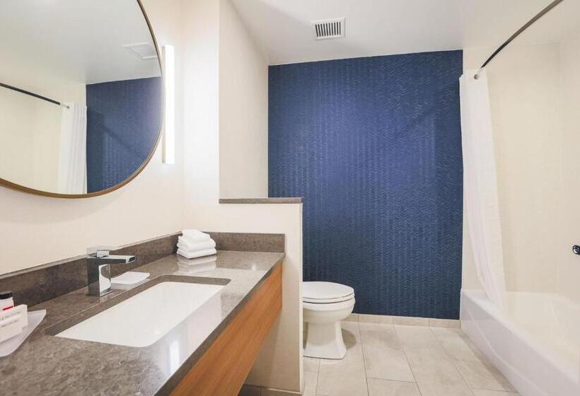 جناح سرير ملكى, Fairfield Inn & Suites Marquette