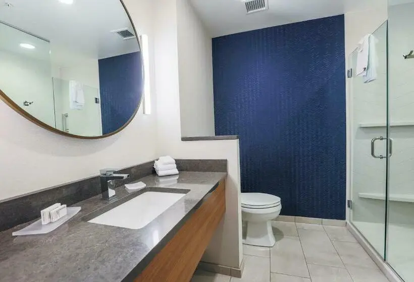 اتاق استاندارد با تخت دو نفره بزرگ, Fairfield Inn & Suites Marquette