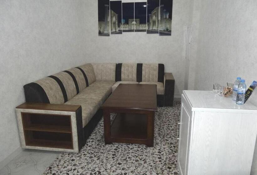 سوئیت با تخت بزرگ, Oydinplaza