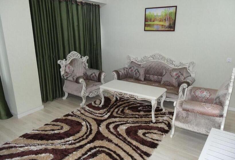 سوئیت با تخت بزرگ, Oydinplaza