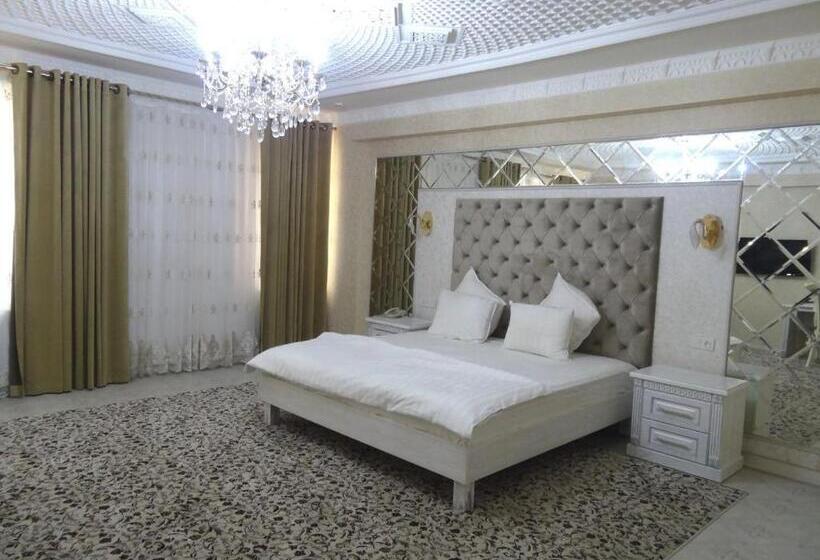 سوئیت با تخت بزرگ, Oydinplaza