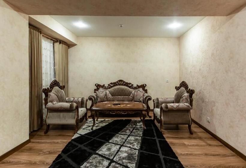 سوئیت با تخت بزرگ, Oydinplaza