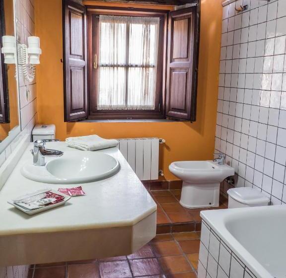 اتاق استاندارد سه نفره, Posada La Robla