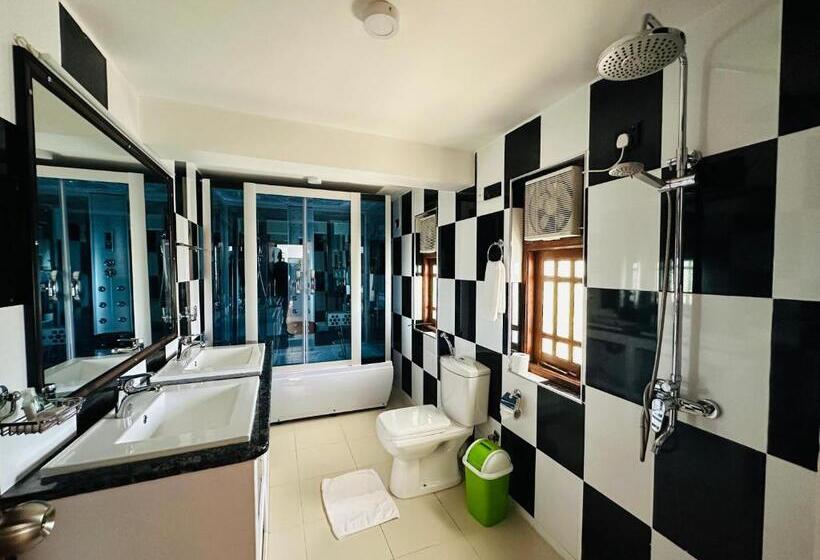 ファミリーステューディオ, Moi Ella By Dbi