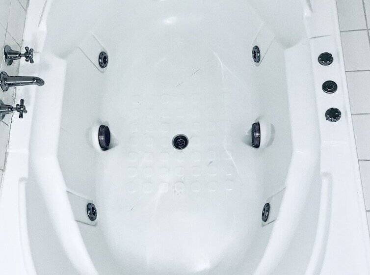 Семейный Номер, City East Motel