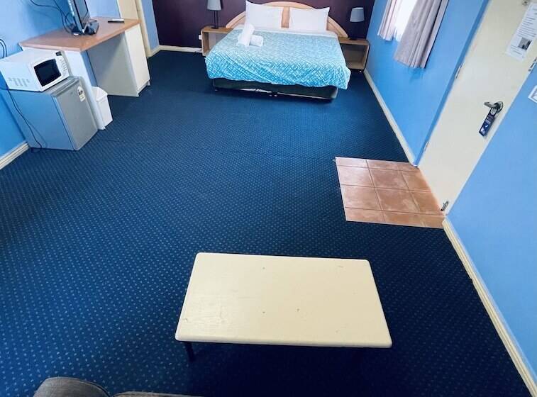 Семейный Номер, City East Motel