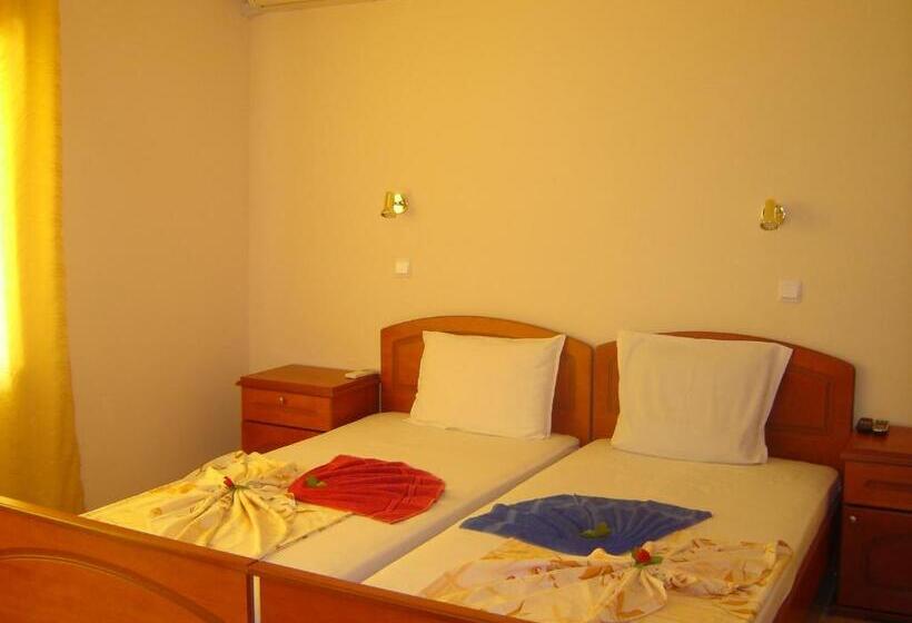 Апартаменты 2 Спальни, Family Hotel Chris