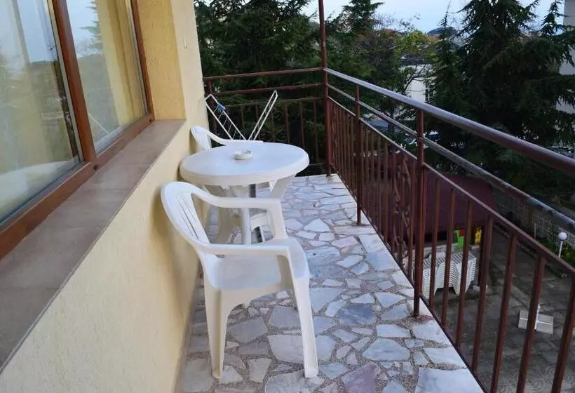 آپارتمان 2 خوابه, Family Hotel Chris