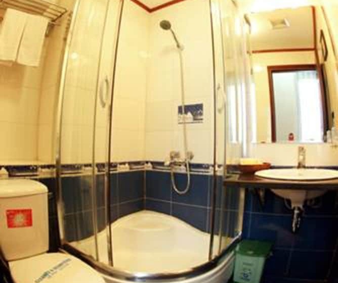 اتاق خانوادگی, Hanoi Street