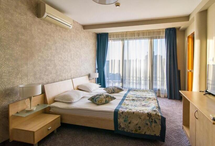 이코노미 룸, Plaza