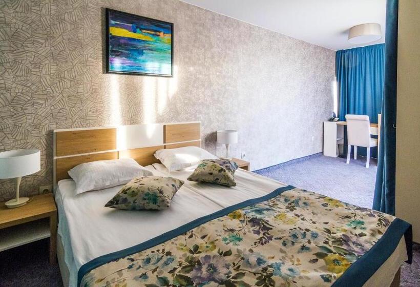 이코노미 룸, Plaza