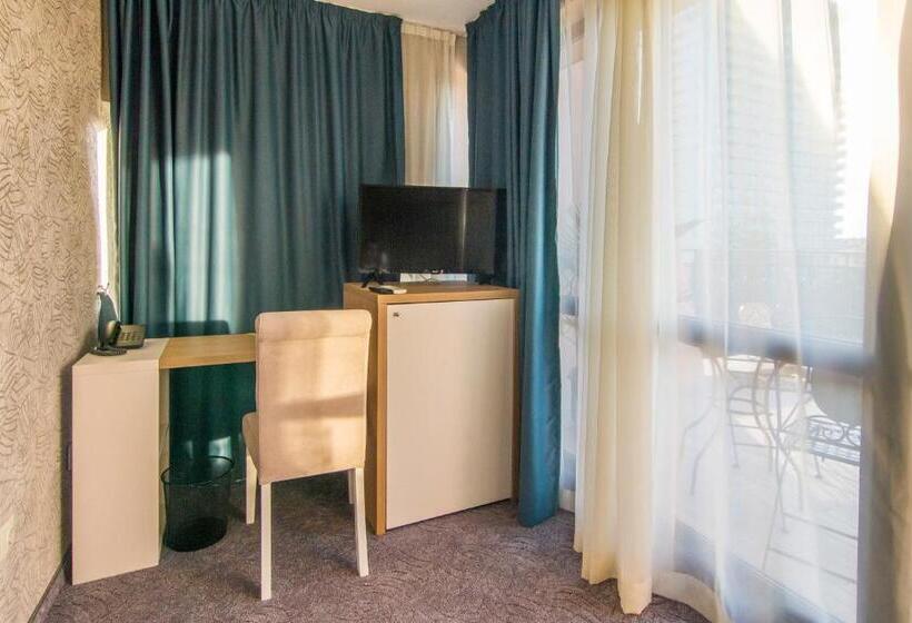 이코노미 룸, Plaza