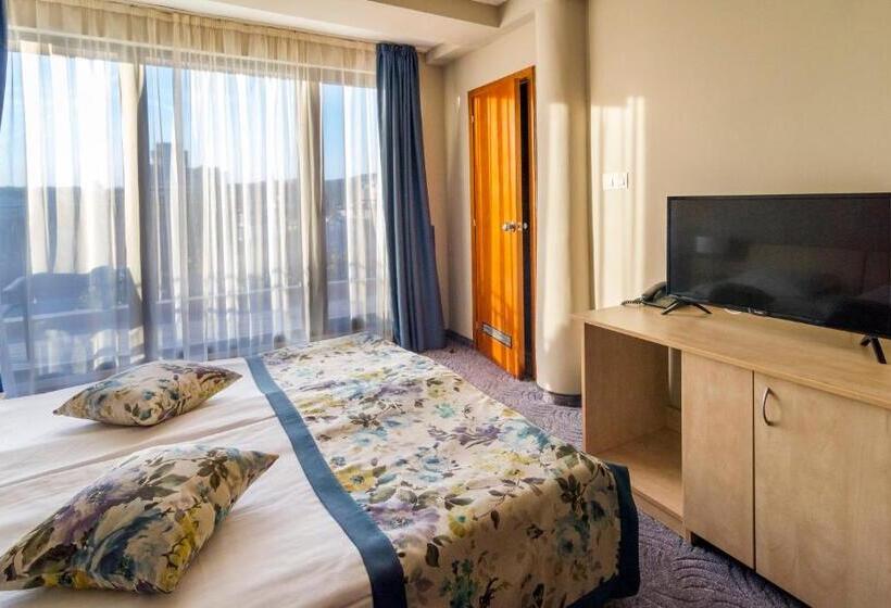 이코노미 룸, Plaza