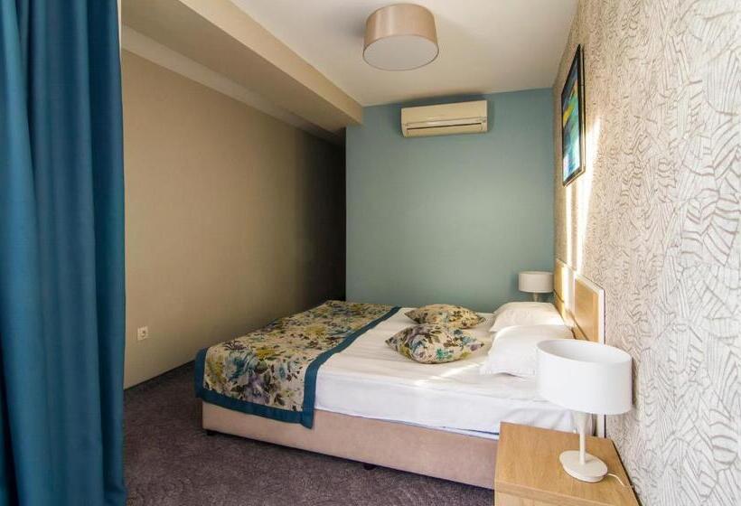 이코노미 룸, Plaza