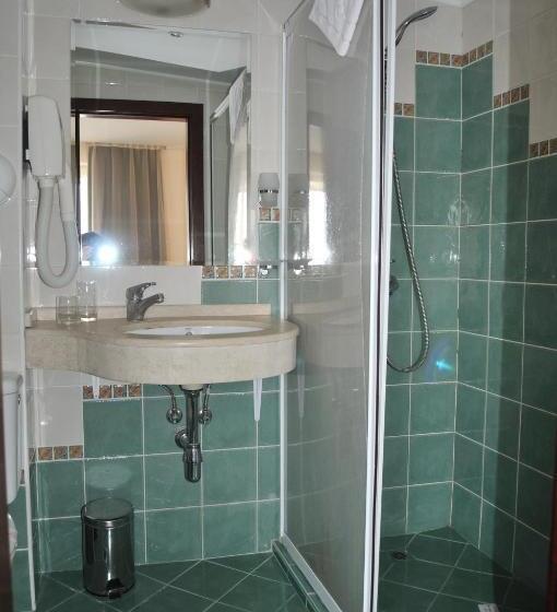 이코노미 룸, Plaza