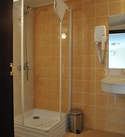 이코노미 룸, Plaza