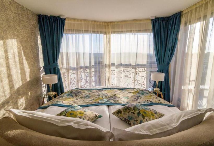 스탠다드 발코니 스튜디오, Plaza