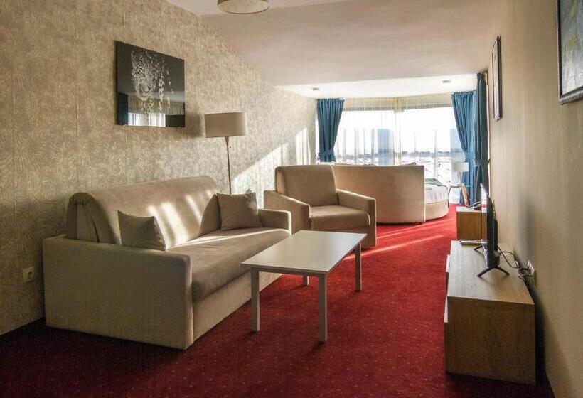 스탠다드 발코니 스튜디오, Plaza