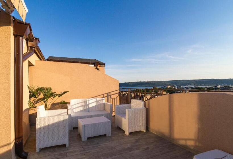 스탠다드 발코니 스튜디오, Plaza