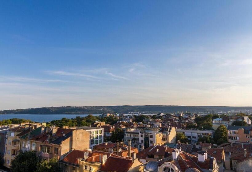 스탠다드 발코니 스튜디오, Plaza