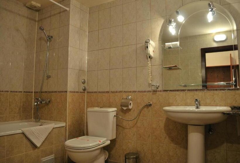 이코노미 룸, Plaza