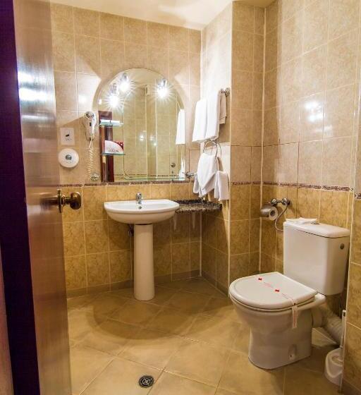 이코노미 룸, Plaza