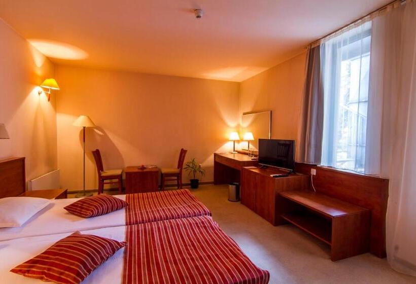 이코노미 룸, Plaza