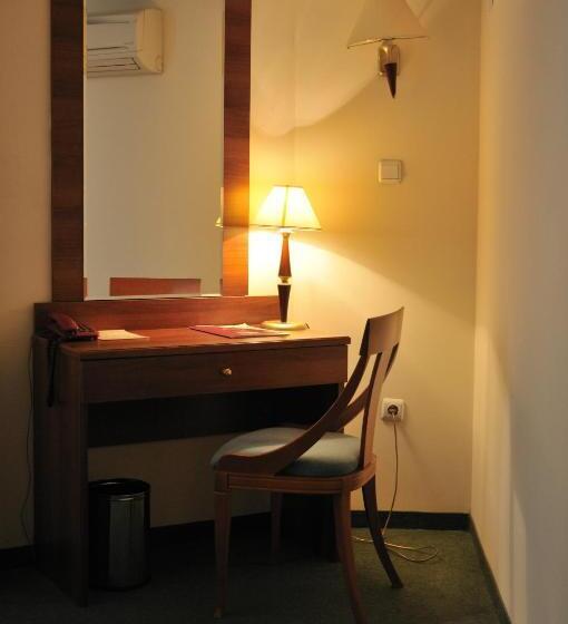 스탠다드 발코니 스튜디오, Plaza