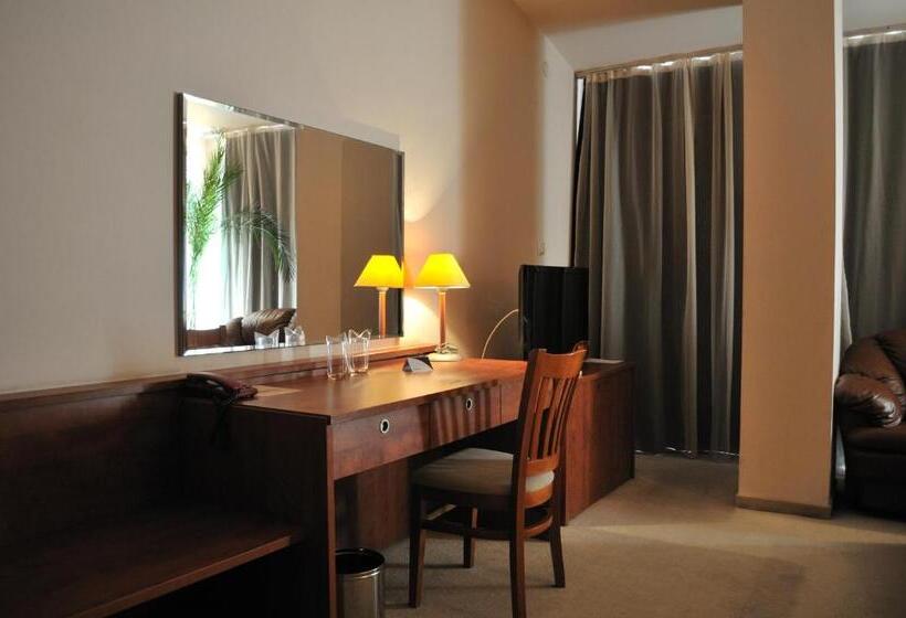 스탠다드 발코니 스튜디오, Plaza