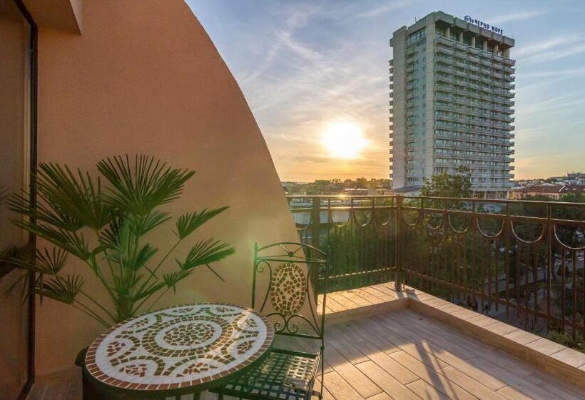 스탠다드 발코니 스튜디오, Plaza