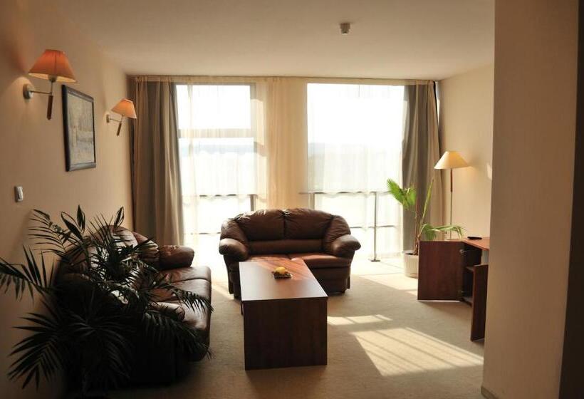 스탠다드 발코니 스튜디오, Plaza