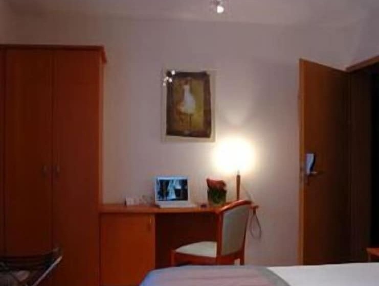 Номер Стандарт, South Charleroi Airport