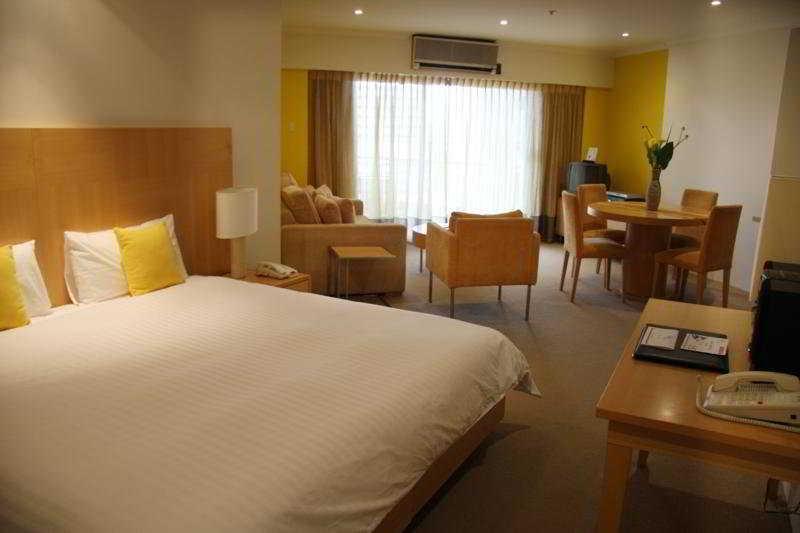 استودیوی لوکس, The York By Swissbel